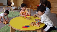 きれいな色のおもちゃだね