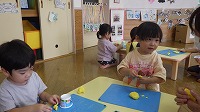 粘土遊びをしてます