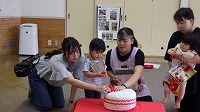 ケーキを囲むお母さんと女の子