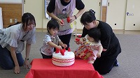 ケーキを囲む女の子とお母さん