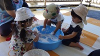 皆で泡立てた石鹸で遊んでいます