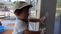 網戸を洗っている男の子