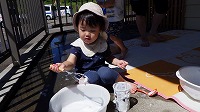 石鹸を泡立てている女の子