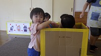 箱の中に入りたい女の子
