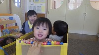 段ボールを自分だけの空間にして遊んでいる女の子