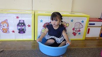 お風呂のようにタライに入っている女の子