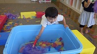 すずらんテープの掃除道具で風呂掃除ごっこをする男の子