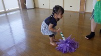すずらんテープのほうきで床掃除をする女の子