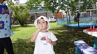 しゃぼん玉をふく男の子１