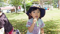 しゃぼん玉をふく男の子２