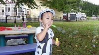 しゃぼん玉をふく男の子３