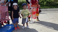 獅子を怖がる子どもたち