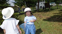 虫取りする女の子１