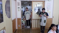 お母さんと女の子並んで歩いている