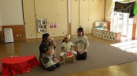 先生に質問される女の子とお母さん