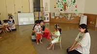 男の子が女の子に質問するところ