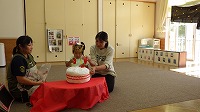 ケーキを囲む女の子とお母さん