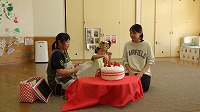 ケーキを囲む女の子とお母さん