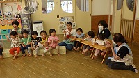 お祝いをする子ども達