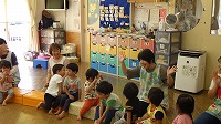 誕生会に参加するこども達