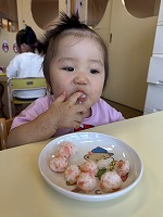 おにぎりを食べている女の子