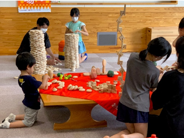健康保養館内の木のおもちゃゾーン