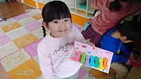 ごっこ遊びをする女の子