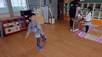 ボールを投げる男の子