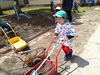 ダンプを押す男の子
