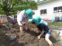 砂遊び　男の子２人