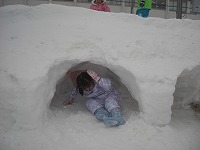 かまくらの中の女の子３