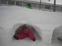 かまくらの中の女の子１