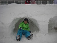 かまくらの中の男の子１