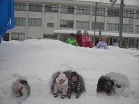 かまくらで集合写真