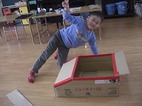 車を作る男の子