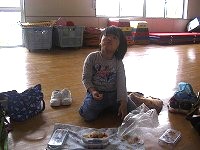 弁当を食べる男の子２