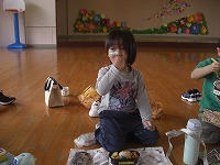 お弁当を食べる子ども