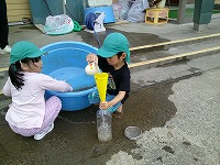水をくむ女の子