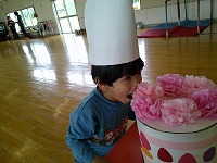ケーキを食べる真似