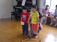 司会をやる男の子たち