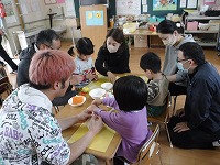 みんなで製作をしている様子です