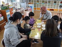 皆で製作をしている様子、２枚目です