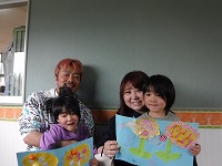 パパとママと一緒に写真を撮っています