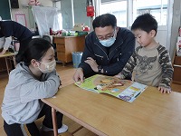 絵本をお父さんお母さんと一緒に読んでいます