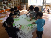 皆で色塗りしたのはさくらんぼの木になります
