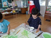筆で絵の具を塗っています