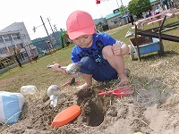 砂場の穴を掘っています