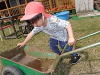 手押しダンプを運びます