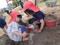 どろんこに足をつけています