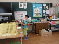 箱と新聞紙のバチで太鼓をやります